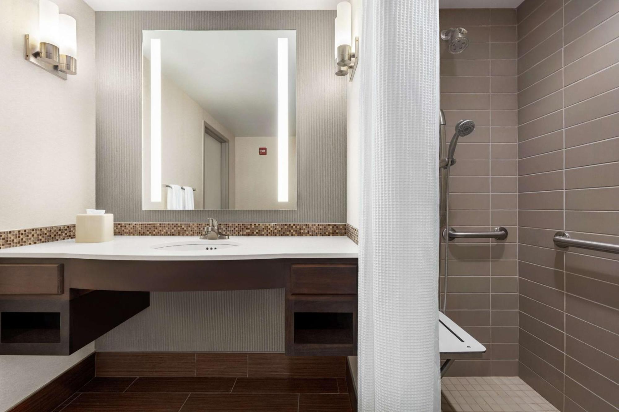 Hilton Garden Inn Louisville Downtown Екстериор снимка